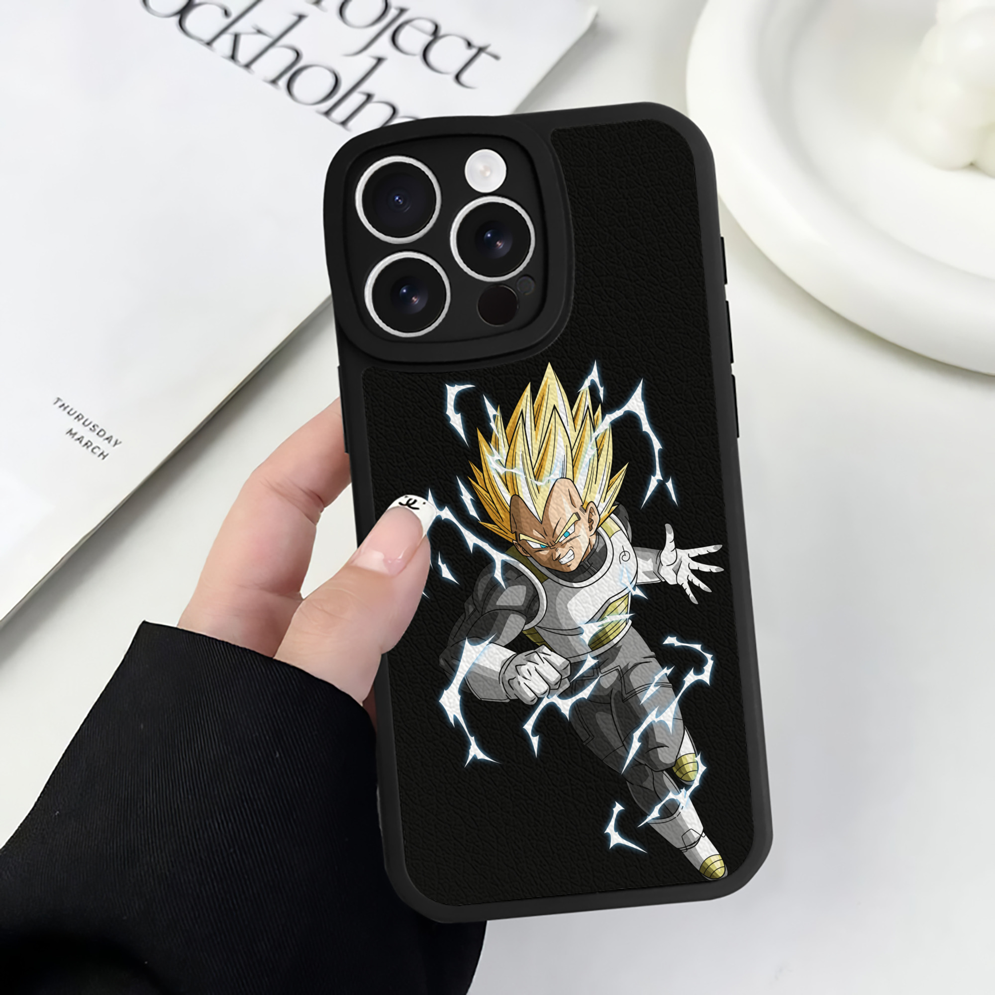 （画像用） ドラゴンボール ベジータ四世（Bejīta Yonsei）DRAGON BALL Vegeta IV 【iPhone 16シリーズ対応】シリコンスマホケース（レザー調） 材質：シリコン